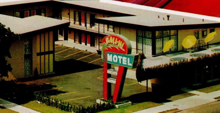 Bali-Hi Motel (Metro Lodge) - Vintage Postcard